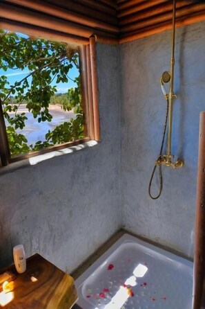 Deluxe Cabin, Bay View | Bathroom - Sangany lodge (Nosy-be)