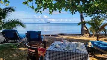Bungalow Supérieur, vue plage | Restauration extérieure