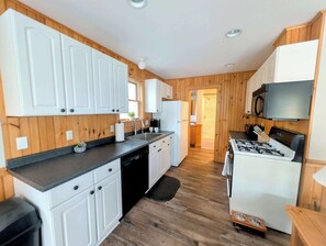 Fridge, microwave, oven, stovetop - Trenton apt. central to Acadia National park 1 dog (Trenton)