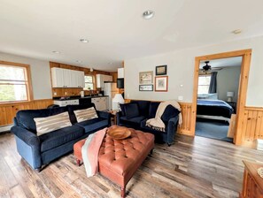 1 bedroom, desk, WiFi, bed sheets - Trenton apt. central to Acadia National park 1 dog (Trenton)