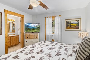 2 bedrooms, desk, travel cot, WiFi