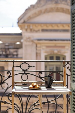 Outdoor dining - Vrbo Property (Nice)