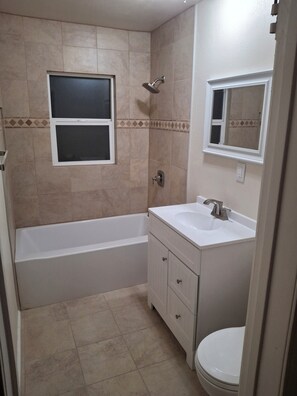 Hair dryer, towels, soap, toilet paper - Cozy fully furnished 1-bedroom house in beautiful Lancaster (Lancaster)