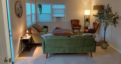 Cozy fully furnished 1-bedroom house in beautiful Lancaster