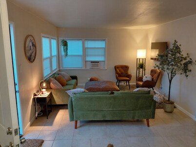 Cozy fully furnished 1-bedroom house in beautiful Lancaster