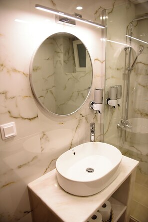 Shower, hair dryer, towels, soap - CozyFlat 88m2 very spacious for long stays, fully equipped, with private parking (Mitilini)