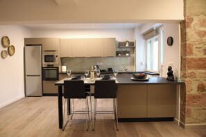 Four à micro-ondes, un four, surface de cuisson, lave-vaisselle