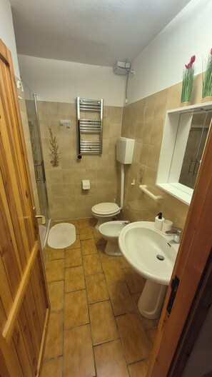 Douche, sèche-cheveux, bidet, serviettes fournies