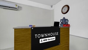 Una mesa de recepción con un cartel que indica que el servicio es proporcionado por el 09.