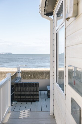 A relaxing coastal lodge with uninterrupted views across to the Isle of Wight and The Needles.