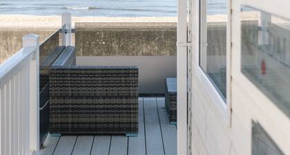 A relaxing coastal lodge with uninterrupted views across to the Isle of Wight and The Needles.