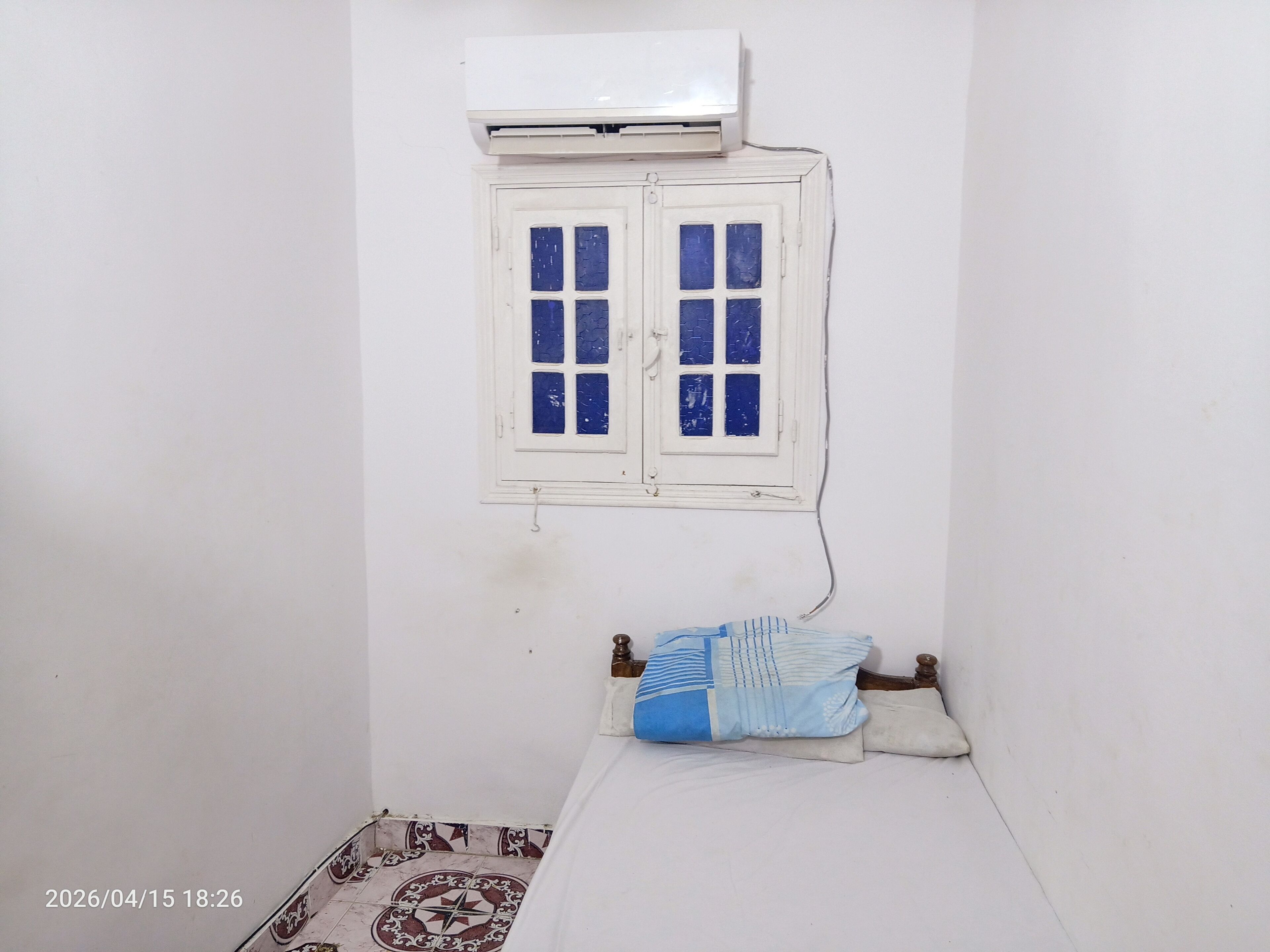 Habitación básica con 2 camas individuales, vista a la montaña
