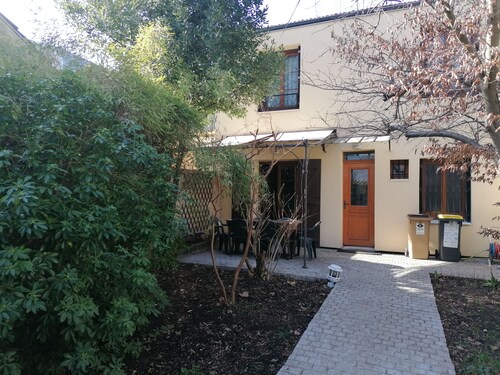 Charming bungalow with garden in a quiet neighborhood