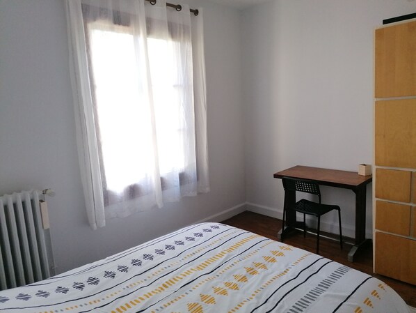 Iron/ironing board, travel crib, WiFi, bed sheets