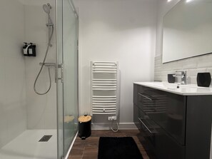 Bathroom - Vrbo Property (Trélazé)