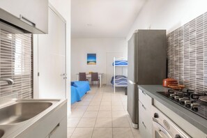 Fridge, stovetop, cookware/dishes/utensils - Nella Suites - Mono Comfort PP (Porto Cesareo)