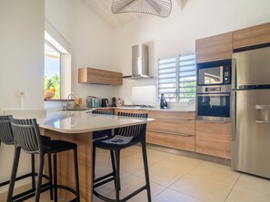 Fridge, microwave, oven, stovetop - Villa Ti'Palm: Jacuzzi, private pool, pool house, and petanque court (Saint-François)