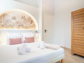 Travel cot, WiFi, bed sheets - Villa Ti'Palm: Jacuzzi, private pool, pool house, and petanque court (Saint-François)