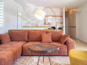 TV - Villa Ti'Palm: Jacuzzi, private pool, pool house, and petanque court (Saint-François)