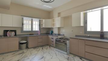 Luxury Villa, 4 Bedrooms, Garden View | Private kitchen