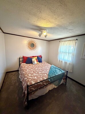 Room - Cozy Country Home- Open Skies and Farmland view (Meriden)