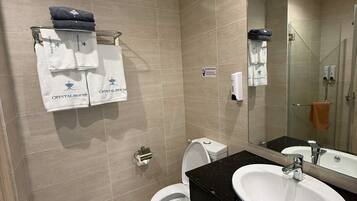 Lyxig studiosvit - utsikt mot stranden | Badrum