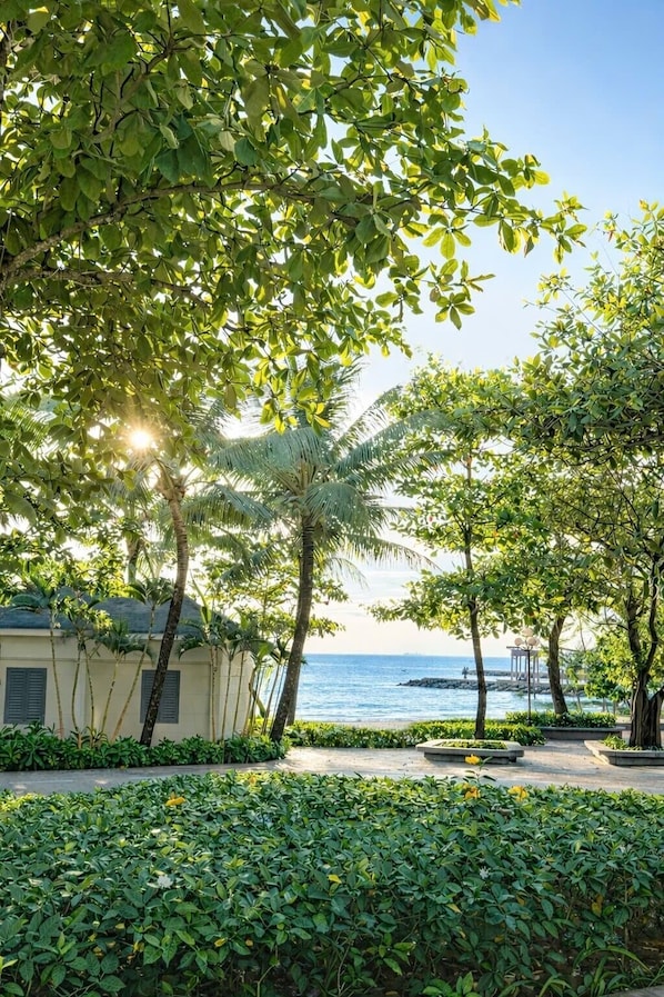 Luxury Studio Suite, Beach View | Property grounds