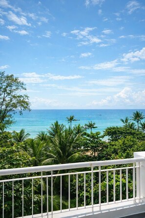 Luxury Studio Suite, Beach View | Property grounds
