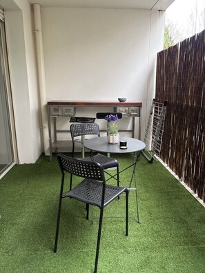 Outdoor dining - Vrbo Property (Bordeaux)
