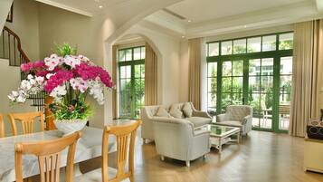 Deluxe-Villa, 4 Schlafzimmer, Gartenblick | Innenbereich