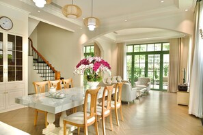 Vila luxo, 4 quartos, vista para o jardim | Opções para refeição