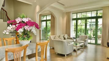 Deluxe Villa, 4 Bedrooms, City View | Living area