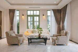 Villa – deluxe, 4 soverom, hageutsikt | Oppholdsområde