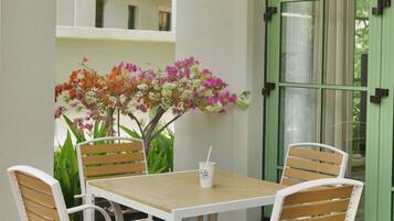 Vila luxo, 4 quartos, vista para o jardim | Opções para refeição ao ar livre