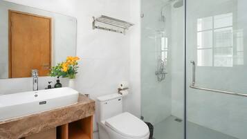 Deluxe-villa - 4 soveværelser - byudsigt | Badeværelse | Gratis toiletartikler, hjemmesko, håndklæder, Sæbe