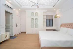 Villa de lujo, vistas a la ciudad | Caja fuerte, escritorio, cortinas opacas y wifi gratis