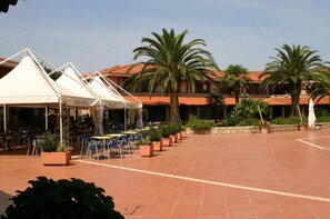 Apartment | Outdoor dining - Residence Porto Coda Cavallo, Insel Sardinien (San Teodoro)