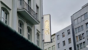 Un bâtiment sur lequel on peut voir une enseigne verticale bien visible, portant l’inscription « ONZO ».