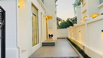 Villa, plusieurs chambres, vue sur la ville | Literie hypoallergénique, coffre-fort, bureau, accès au Wi-Fi (inclus)