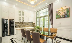Vila Mewah, 4 kamar tidur | Dapur pribadi | Lemari es, kompor, dan mesin pembuat kopi/teh