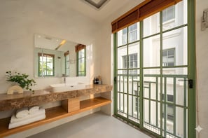 Villa Deluxe, vista città | Bagno | Pantofole, asciugamani, sapone, shampoo