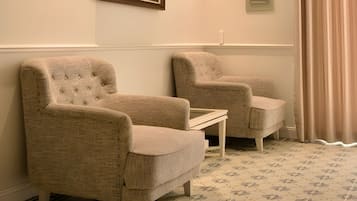 Deluxe-villa - byudsigt | Opholdsområde | 43-tommers fladskærms-tv med kabelkanaler