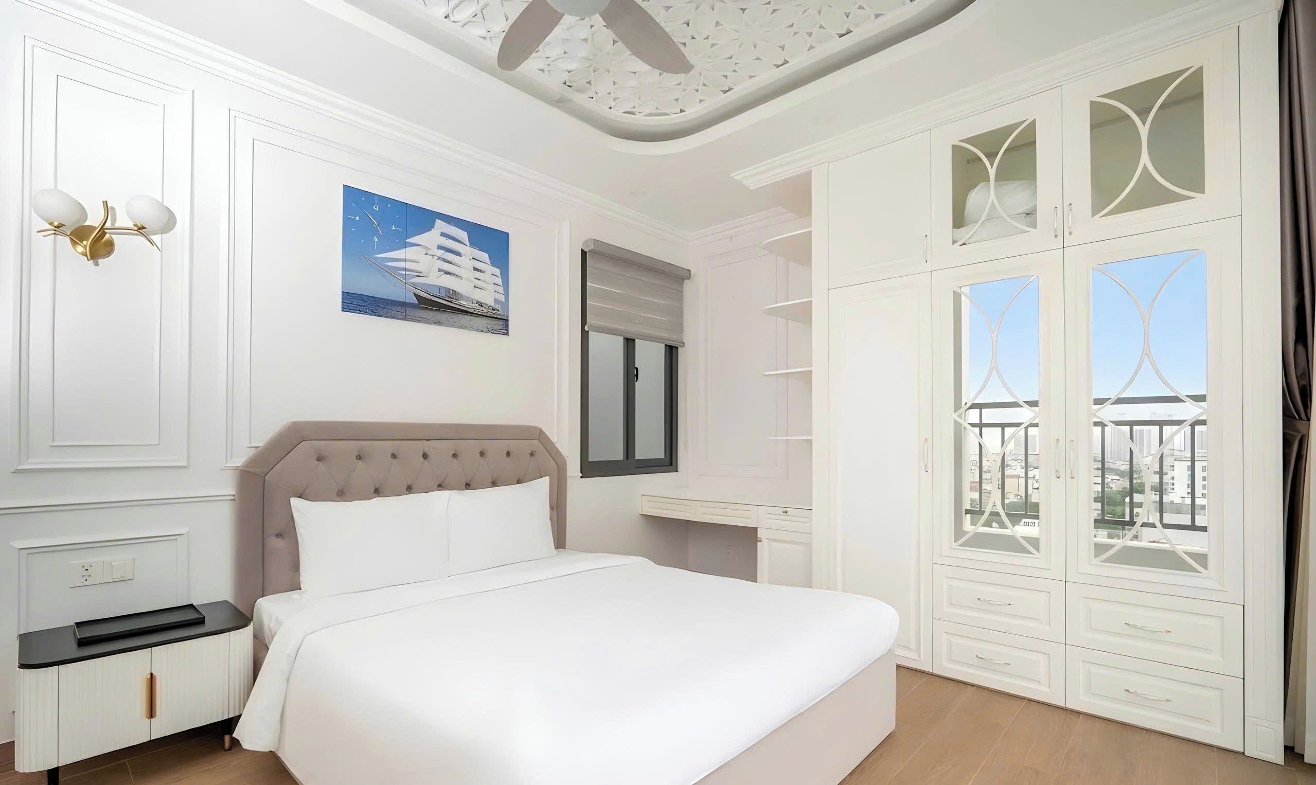 Un dormitorio con cama, mesita de noche, cómoda, ventana con vistas y ventilador de techo.