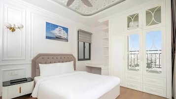 Un dormitorio con cama, mesita de noche, cómoda, ventana con vistas y ventilador de techo.
