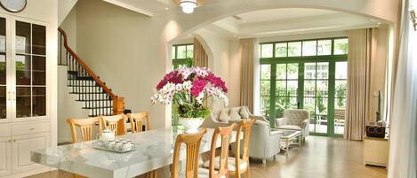 Luxury-Villa, 4 Schlafzimmer, Balkon, Gartenblick | Speisen