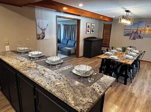 Dining - Tranquil 4-bedroom house within walking distance to Lake Texoma (Kingston)