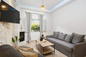 TV - Maximos House - Two Bedroom House, Sleeps 7 (Kato Agios Markos)
