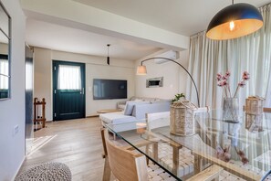 TV - Bellu - Govino Bay 2BR Maisonette with Common Pool (Gouvia)