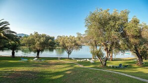 Un parc amb un llac, arbres i seients de relaxació.