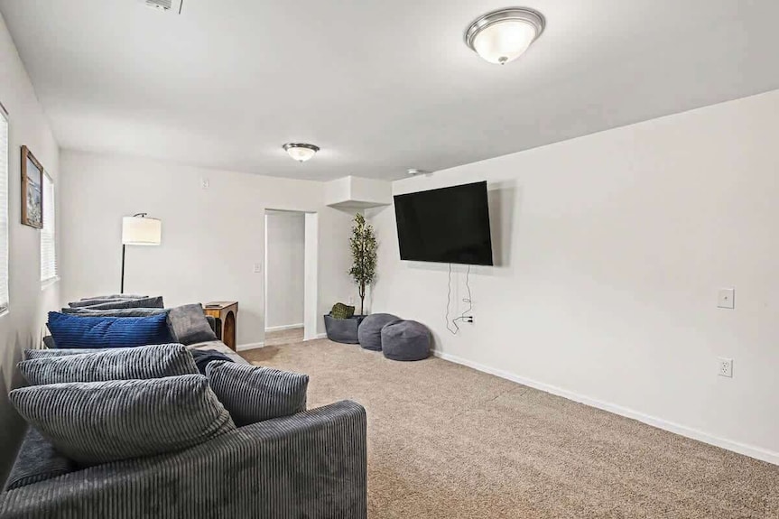 Stylish 4br Retreat | 2-car Garage | Sleeps 10 - Omaha, NE